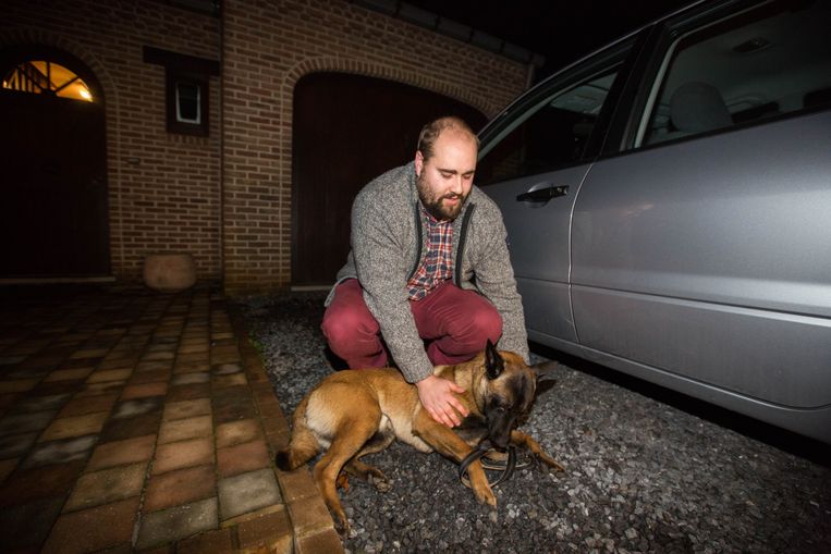 De tien maanden jonge Mechelse herder met z'n baasje, vlak voor de hond naar de dierenopvang gevoerd werd.