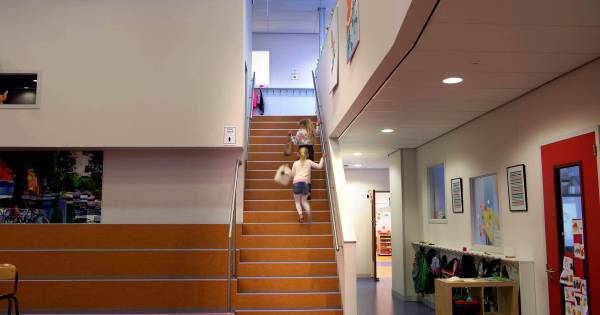 Leerlingen vallen in Weurt van 'gevaarlijke' schooltrap: 'Ik houd m'n hart soms vast'