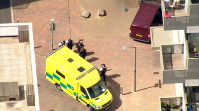 Britse politie valt meerdere huizen binnen