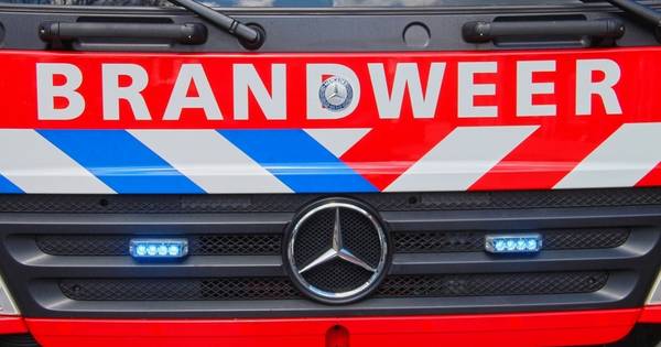 Stapel autobanden in brand gestoken op kruising Waardenburg