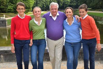 Na jaar vol tegenslag: prins Laurent deelt beste wensen met stralende gezinsfoto