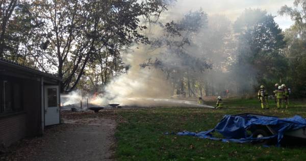 Brand met explosie zet bos in brand bij Scouting Gaanderen
