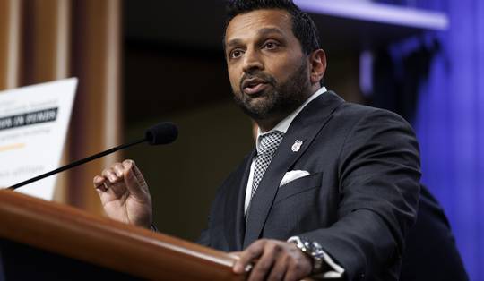 FBI onderzocht journaliste die schreef over vriendin topman Kash Patel: ‘Alarmerend, ongrondwettelijk en verkeerd’