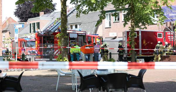 Man bedolven onder schoorsteen in Den Ham, per traumaheli naar ziekenhuis: 'Hij was bij kennis' - Tu