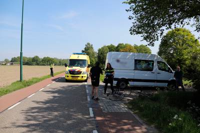Wielrenner gewond naar ziekenhuis na harde val in Escharen