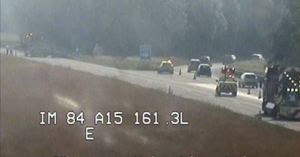 Auto vliegt uit de bocht op de A15, weg dicht