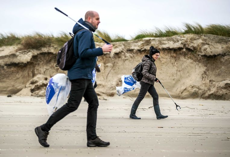 Heel Holland ruimt de Wadden op - Schiermonnikoog heeft geen hulp meer nodig - Trouw
