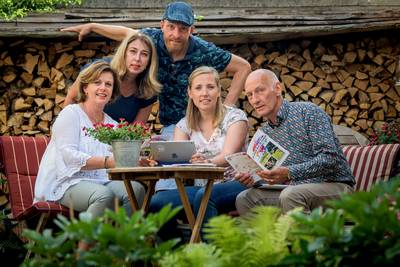 Na schoffelen in de ‘tente’ nu Struinen door de tuinen in Goor