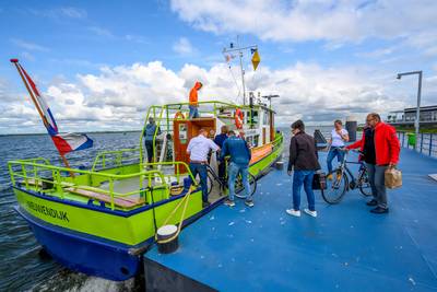 Met een gids aan boord varen langs Willemstad en over het Haringvliet