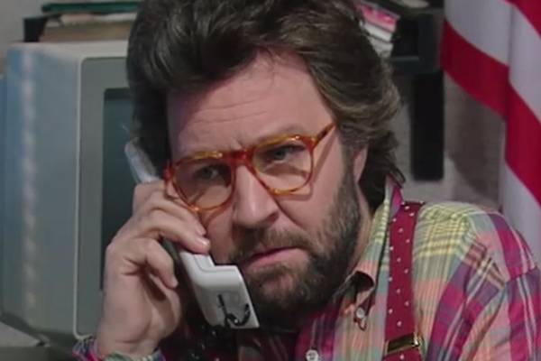 DRIE MANNEN ONDER EEN DAK