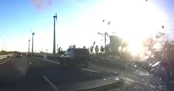 Bekijk Hier De Spectaculaire Video Van De Crash Op De A15 Bij