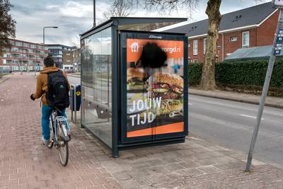 Homoposters van Suitsupply beklad in Arnhem