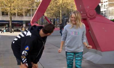 Chantal Janzen verslaat Fred van Leer in hoge hakkenrace