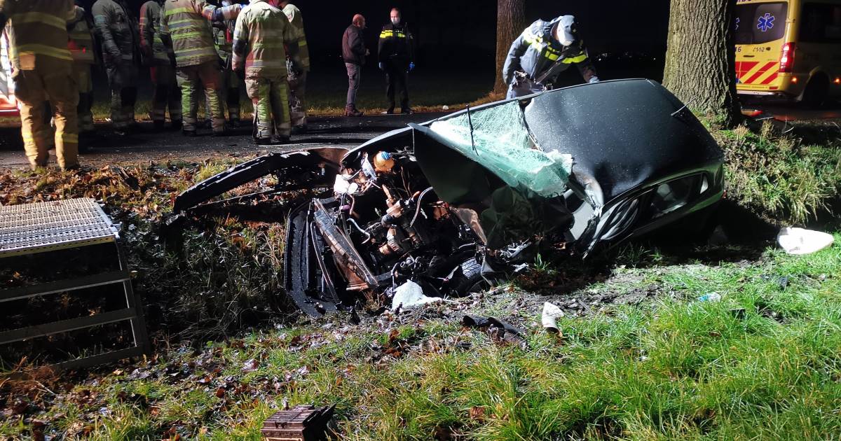 Bestuurder bekneld in auto na botsing tegen aanhanger van tractor in Bennekom.