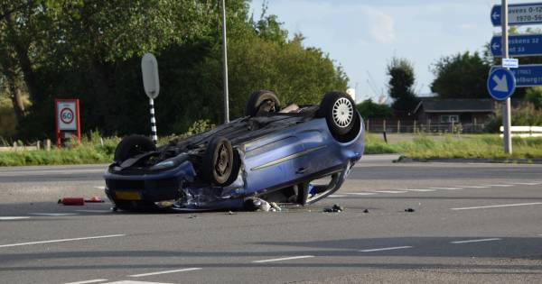 Auto vliegt over de kop bij ongeval in Terneuzen .
