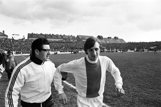 Ajax-speler Johan Cruijff (rechts) en verzorger Salo Muller in 1969 tijdens de returnwedstrijd van de halve finale in de Europacup I.