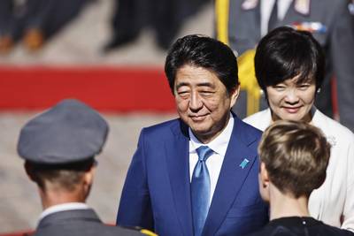 Japanse premiersvrouw deed alsof ze geen Engels sprak om Trump te negeren