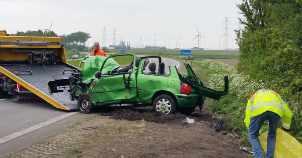 Automobilist over de kop op Sloeweg Noord | Walcheren - PZC