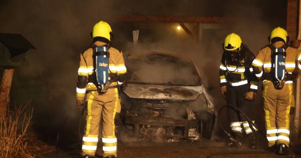 Auto in brand gestoken op oprit van woning in Zuilichem, bewoner raakt gewond aan hand bij blussen -