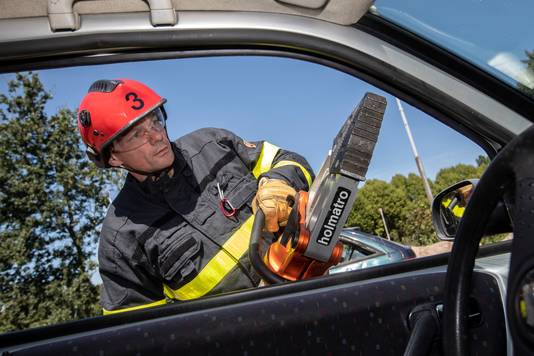 Na een jaar bijscholen en oefenen haalde Rini Pijnen de vereiste PPMO-test voor brandweerlieden. ,,We moesten testen of ik bij alle werk weer inzetbaar zou zijn. Dat is gelukt.'