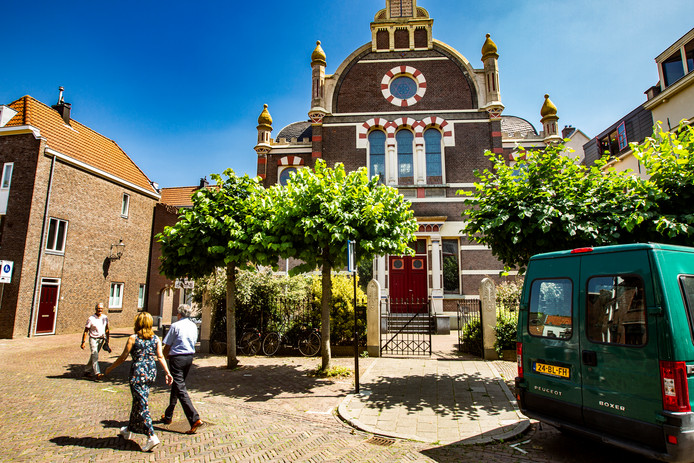 De Grote Synagoge aan de Golstraat in hartje Deventer, op een steenworp afstand van het eeuwenoude plein de Brink. Het kenmerkende pand was vorig jaar onderwerp van een precaire kwestie.