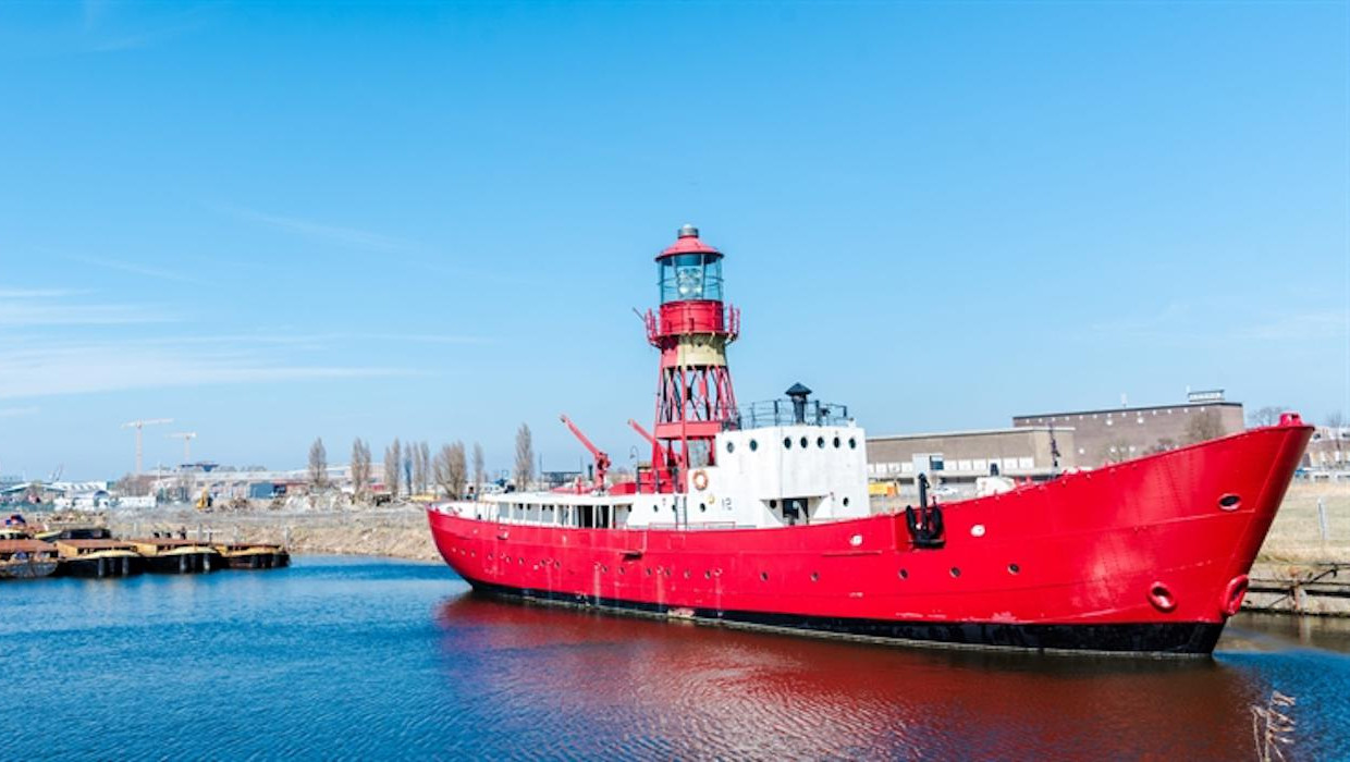 Vuurtorenschip naar nieuwe plek, brug gaat de lucht in | Het Parool