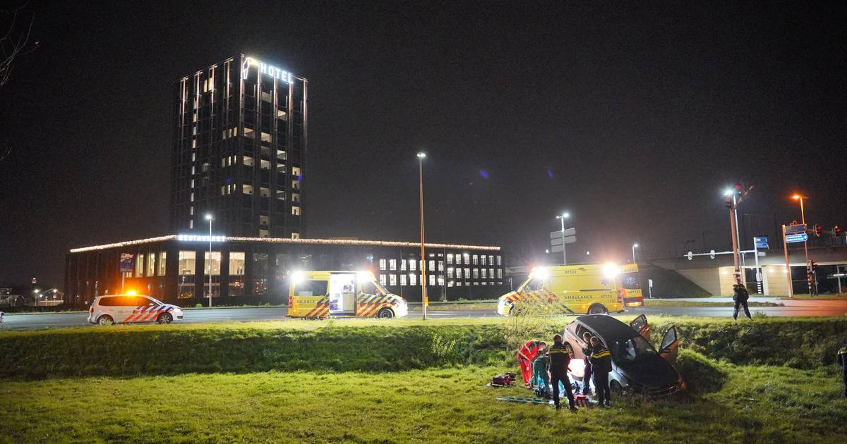 Slachtoffer in kritieke toestand naar ziekenhuis na eenzijdig ongeval in Nijmegen, automobilist aangehouden.