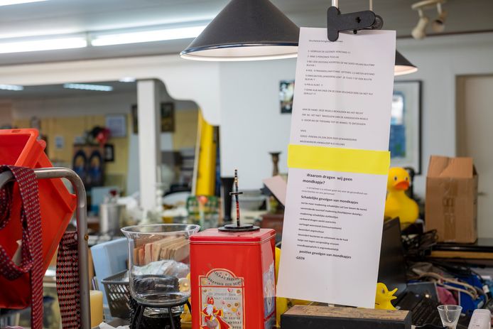 Het deurbeleid en de uitleg waarom er in de kringloopwinkel van Gerjo Pereira geen mondkapjes (hoeven) worden gedragen. De inademing van schadelijke stoffen, het niet bewezen nut en de bevordering van bacteriën en schimmels op de huid zijn enkele argumenten.