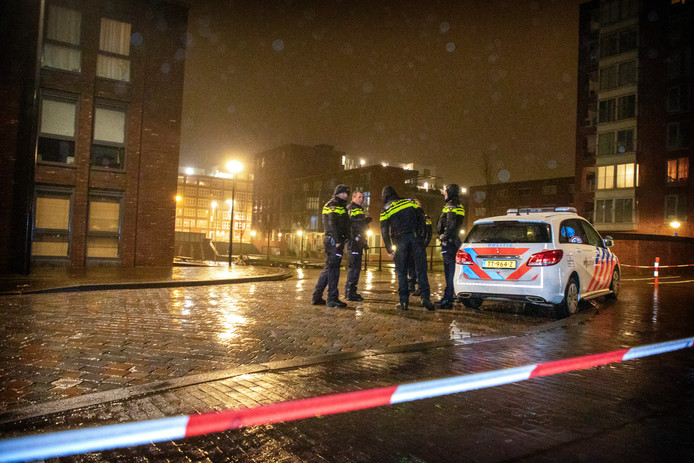 Politie op de plek waar een man is neergeschoten op IJburg. Het slachtoffer blijkt de 43-jarige oud-profvoetballer Yassine Abdellaoui uit Amsterdam te zijn.