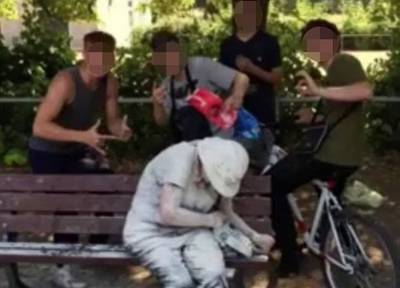 Vrouw besmeurd met bloem en eieren voor 'grappige' foto met jongeren