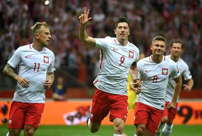 Lewandowski houdt Polen met hattrick op WK-koers