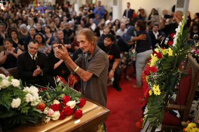 Il redoutait d’être seul aux funérailles de sa femme, tout El Paso est venu à son secours