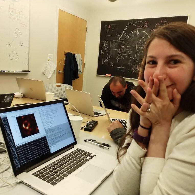 Het moment waarop Katie Bouman de foto van het zwart gat voor het eerst ziet. 