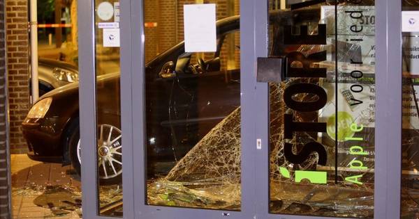 Ramkraak op iStore in Ammerzoden, daders rammen met auto pui van winkel