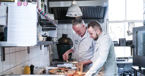 Driegangenmenu bezorgd aan huis: Villa Copera bedenkt alternatief na sluiting - De Gelderlander