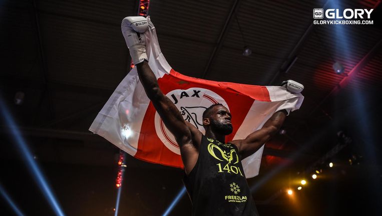Kickbokser Groenhart wint en steelt show met Ajaxvlag ...