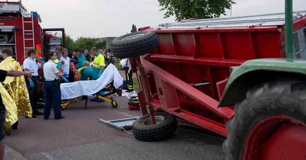 Feestende voetballers gewond door gekantelde platte kar in Waardenburg - De Gelderlander
