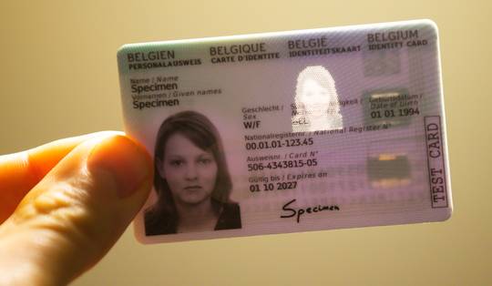 Vanaf volgend jaar ook identiteitskaart en rijbewijs beschikbaar op smartphone