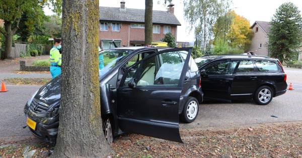 Automobiliste gewond na botsing tegen een boom in Helvoirt.