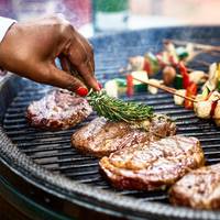 Van taai vlees tot aangebrande stokjes: voorkom déze fouten bij het barbecueën