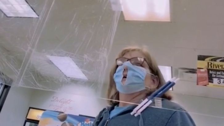 Amerikaanse vrouw knipt gat in mondkapje voor meer adem