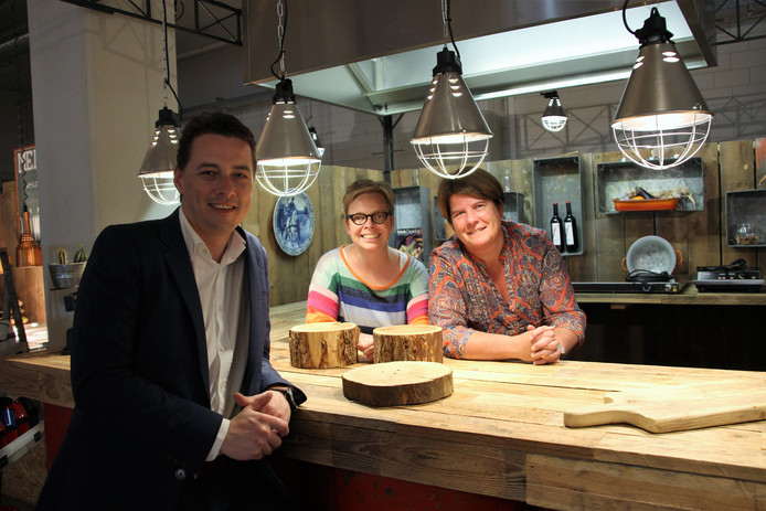 Van links naar rechts: Jan-Willem Oomen manager Three-sixty (Verspillingsfabriek), Esther de Bie en Liesbeth Franssen in de keuken van de Verspillingsfabriek, waar de hapjes zaterdag voor het concert worden afgewerkt.