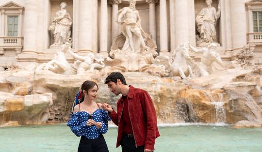 'Vergeet de crêpes. We gaan pizza eten': waarom Emily even Parijs achterlaat en naar Rome trekt