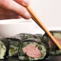 Zin in een modern stamppotje? Maak deze sushirol met boerenkool en rookworst
