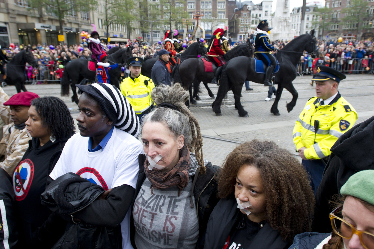 Sinterklaas Begeleid Door Bewapende Pieten De Volkskrant