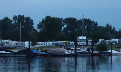 Hulpdiensten met spoed naar camping in Appeltern na melding van schietpartij