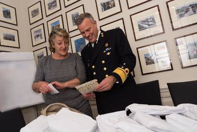 Marlies (30) stuurt alle uitgezonden militairen een kaart