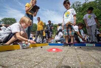 600 kinderen strijden om knikkertitel in Rhenen, en Thijs (8) wint