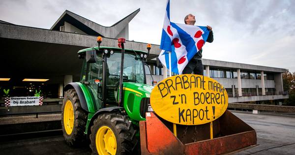 Teruglezen | Historische boerenprotestdag met ME in provinciehuis en brandende vlag - BD.nl