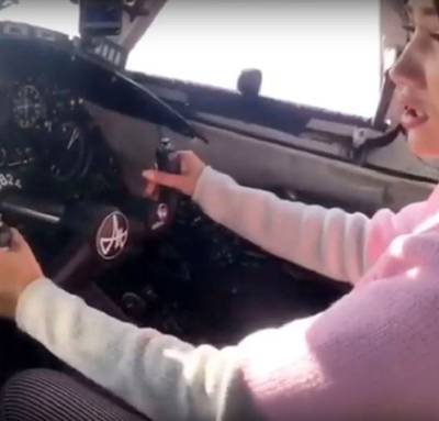 Piloot laat vrouw zonder brevet passagiersvliegtuig besturen: video van ‘Anna’ (33) gaat viral